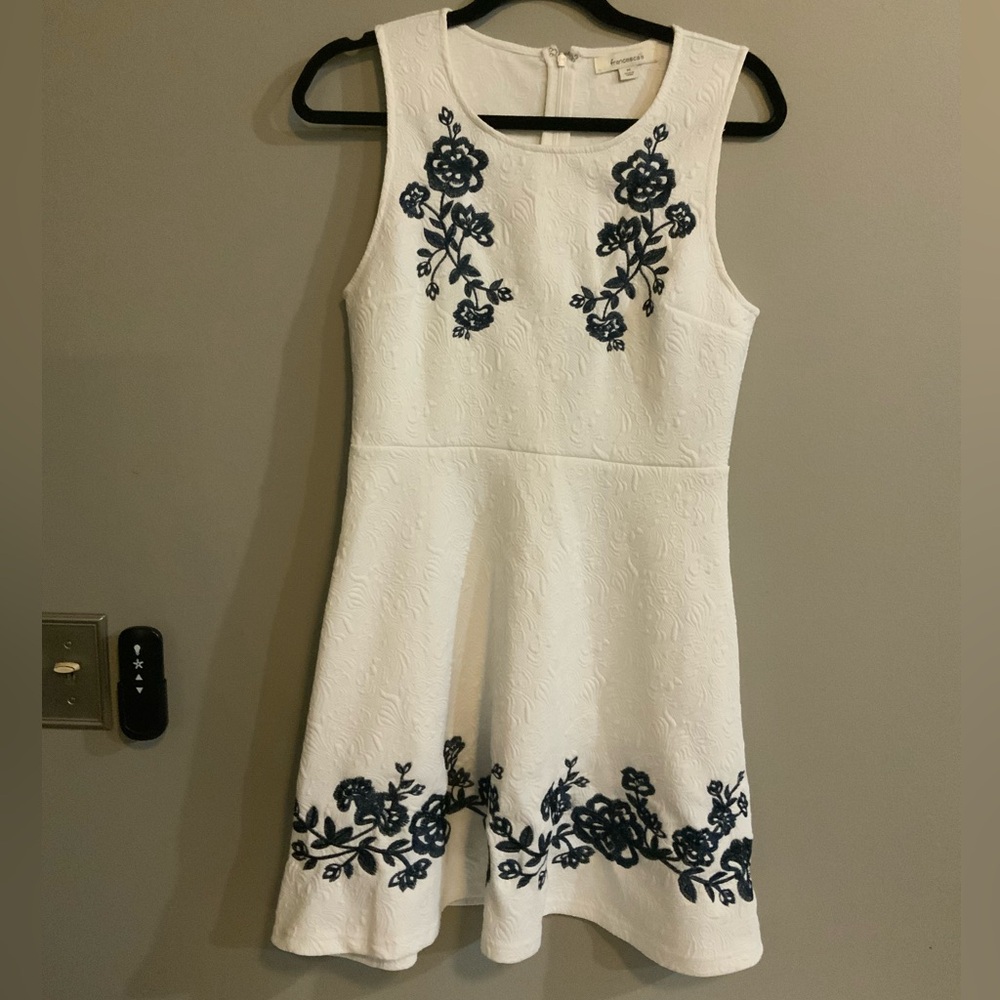 Francesca’s Floral Embroidered White and Navy Dress size Medium